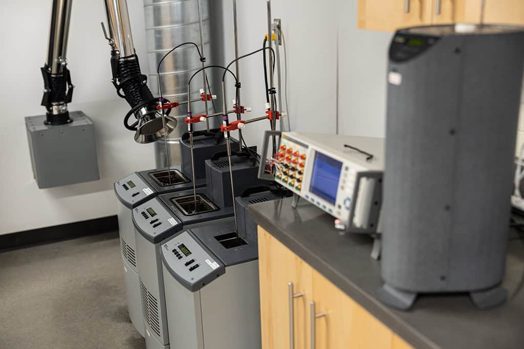 Variedad de instrumentos de medición de temperatura: termómetros digitales, de mercurio, sensores RTD y termopares industriales listos para servicio de calibración.